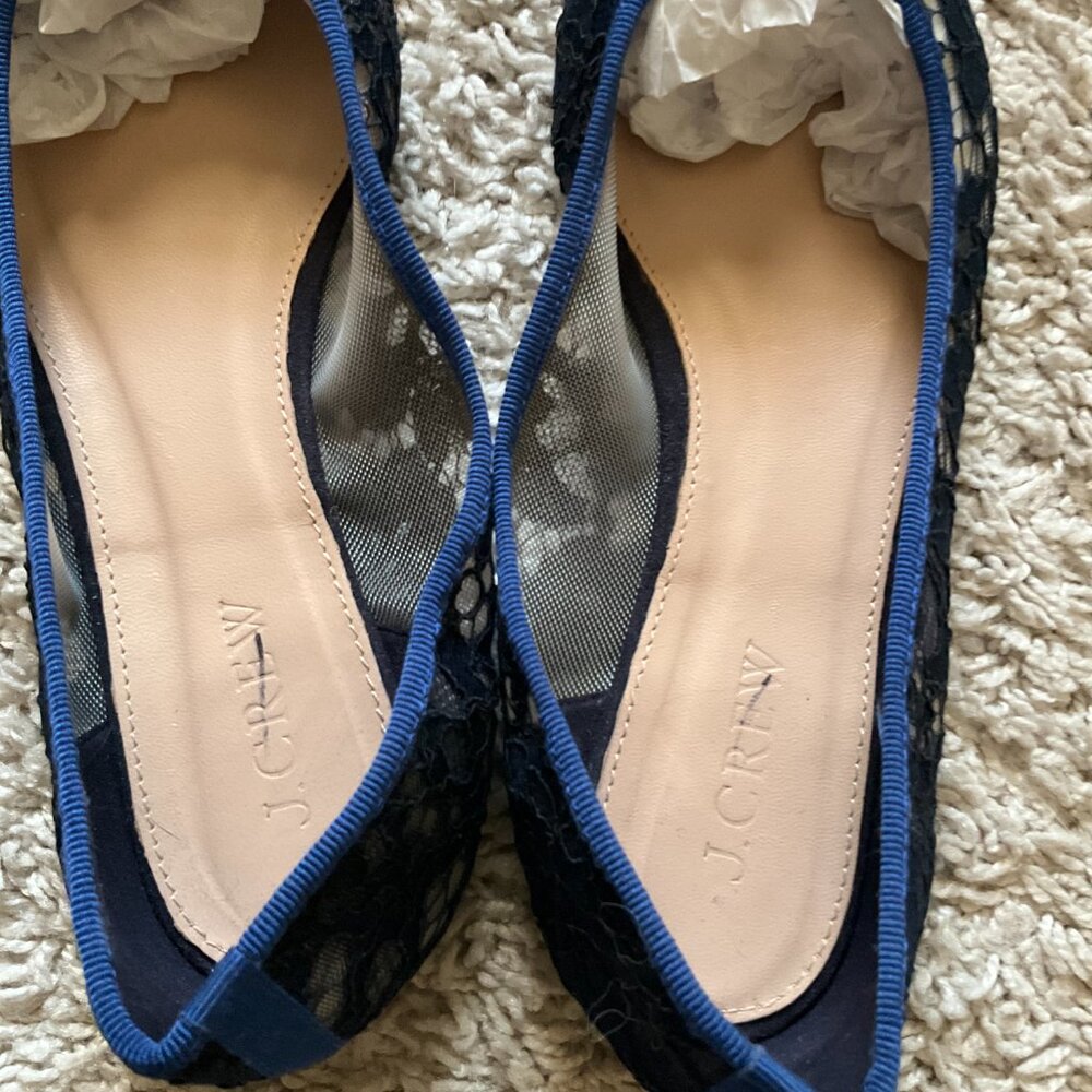 J.CREW gemma lace ballet flat. SIZE: 5M. COLOR: navy. - Picture 5 of 7